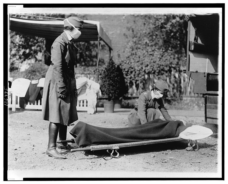 nurses with masks in1918