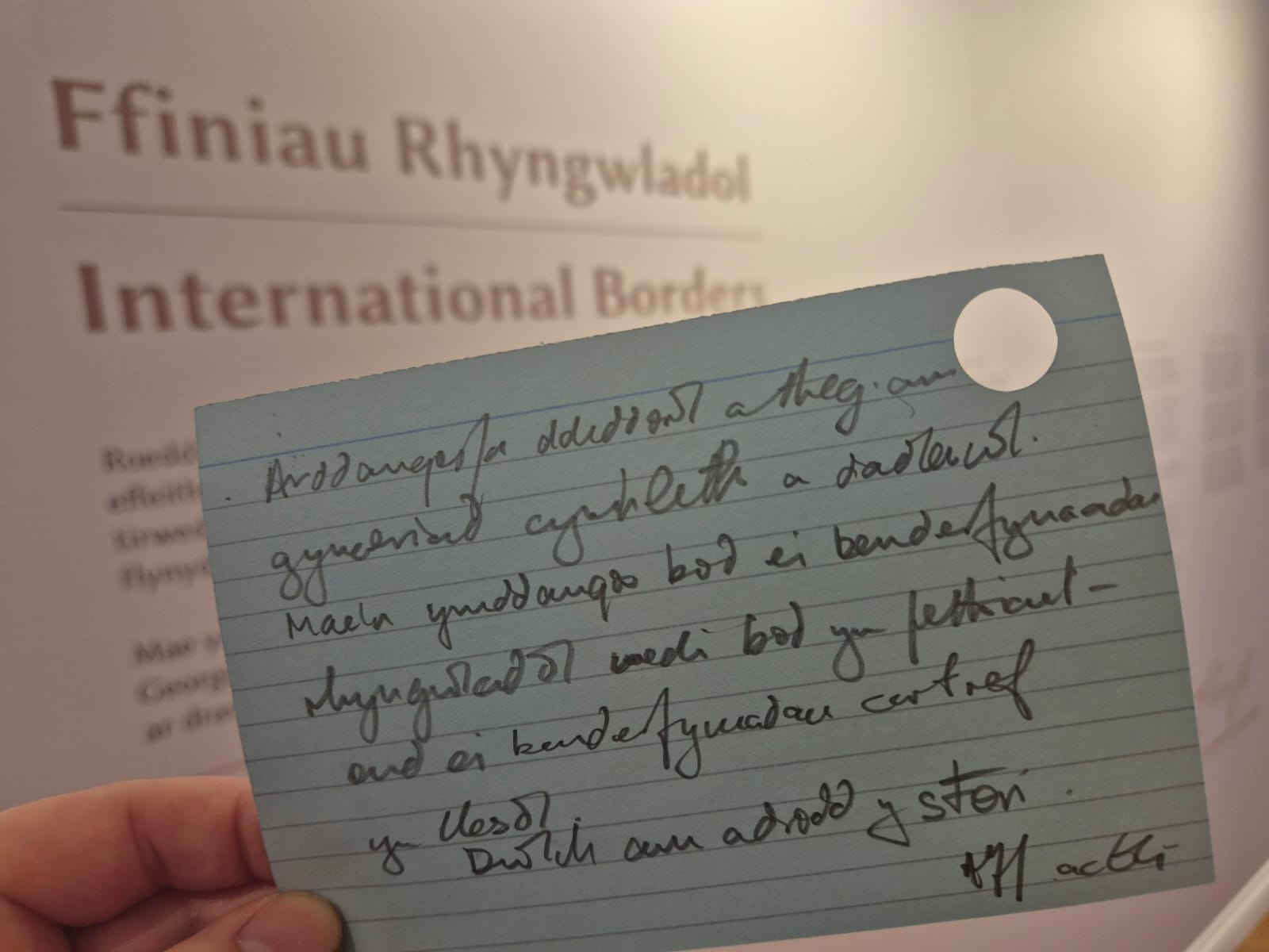 Arddangosfa diddorol a theg am gymeriad cymleth a dadleuol. Mae'n ymddangos bod i benderfyniadau rhyngwladolwedi bod yn fethiant - ond ei benderfyniadau cartref yn llesol. Diolch am adrodd y stori.